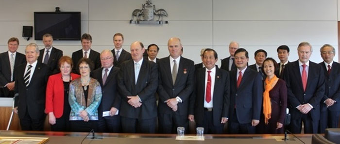 Delegates
from the Supreme People’s Court of Vietnam visit to the Federal Court, October 2011